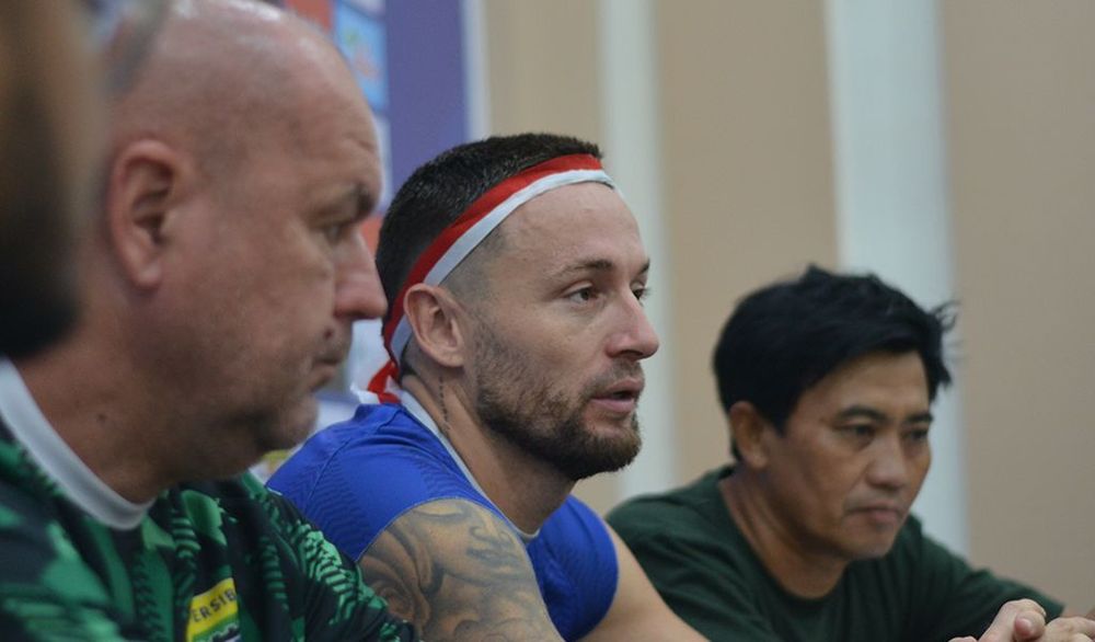 Pelatih Persib, Bojan Hodak bersama kapten Marc Klok optimistis menatap laga kontra Persijap Jepara di Super League 2025/2026. (Dok. Persib) - Image