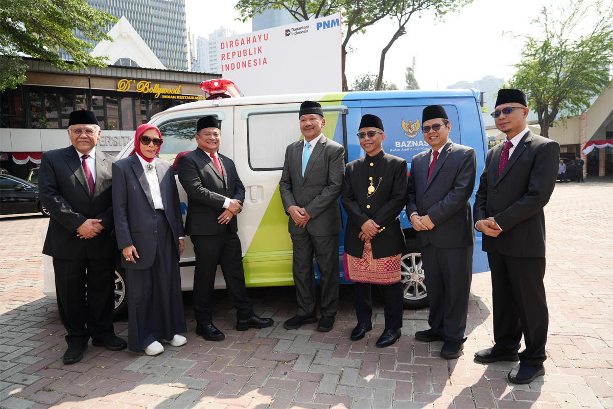 PT Permodalan Nasional Madani (PNM) bersama Badan Amil Zakat Nasional (BAZNAS) menyalurkan enam unit Ambulans Madani Gratis (AMBUMANIS) ke Garut, Mataram, Makassar, Aceh, Banyuwangi, dan Serang. - Image
