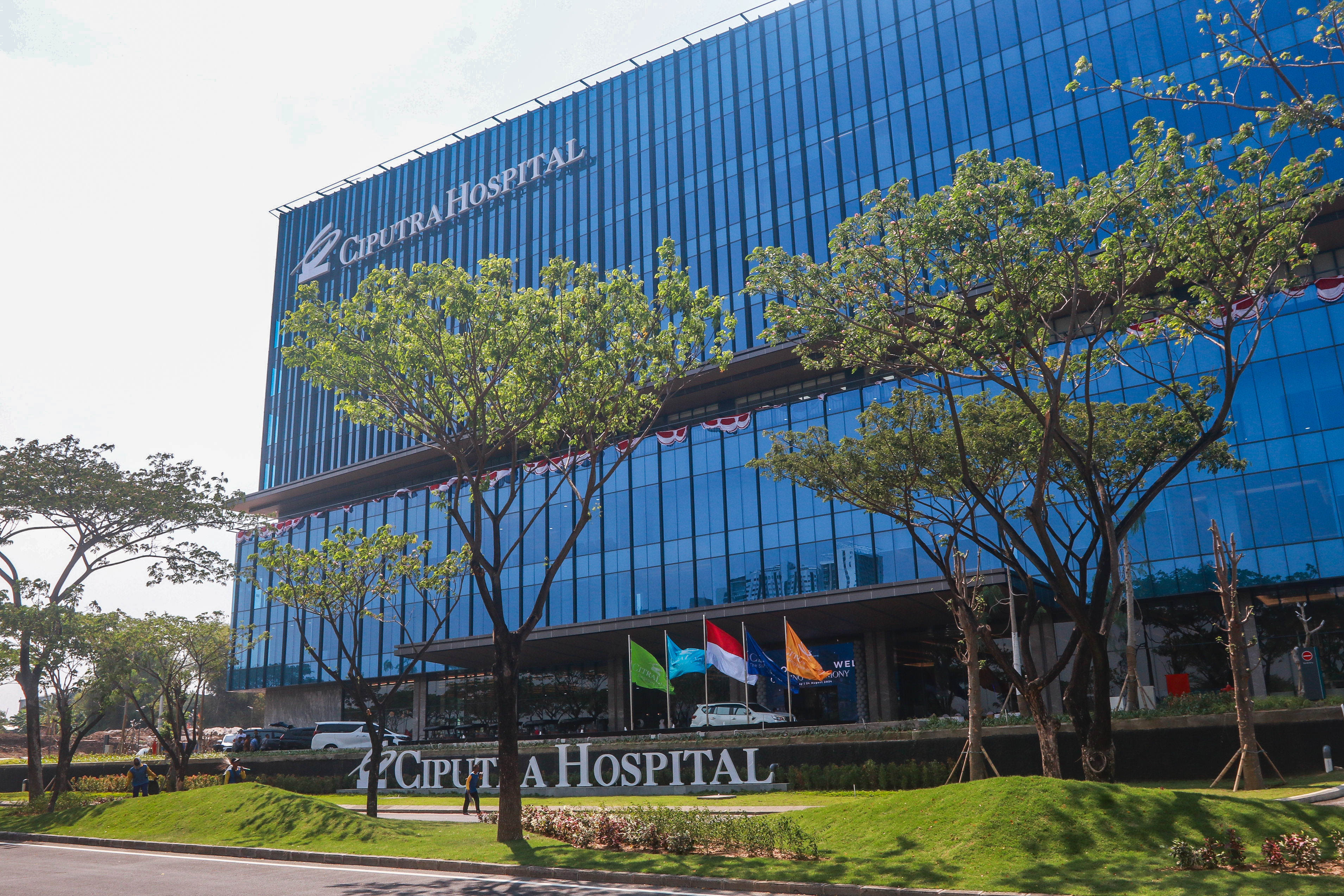 Gedung Ciputra Hospital, Kawasan Citraland Surabaya Barat, (24/8). Flagship hospital yang memiliki luas bangunan 24.700 M2 dan terdiri dari 9 lantai tersebut menawarkan pelayanan serta fasilitas berstandar internasional.