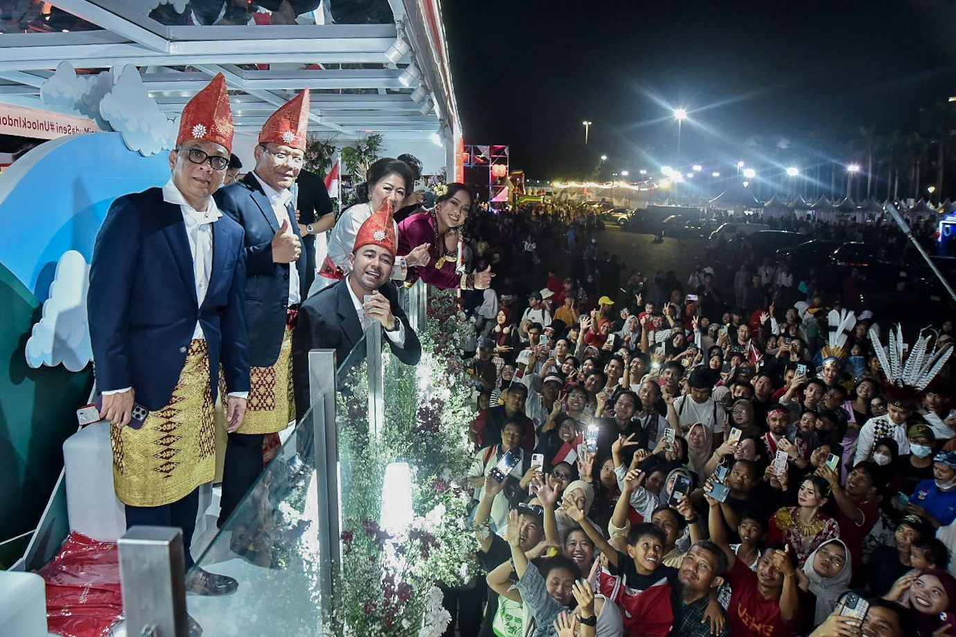 Utusan Khusus Presiden Bidang Ketahanan Pangan, Muhamad Mardiono ikut memeriahkan karnaval HUT ke-80 RI di Bundaran HI, Jakarta, Minggu (17/8) malam. (Istimewa) - Image