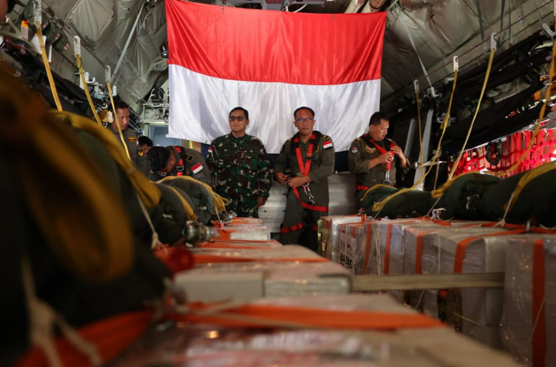Pesawat angkut berat C-130J Super Hercules milik TNI AU saat melaksanakan airdrop 800 ton bantuan ke warga Gaza. (Biro Infohan Setjen Kemhan). - Image