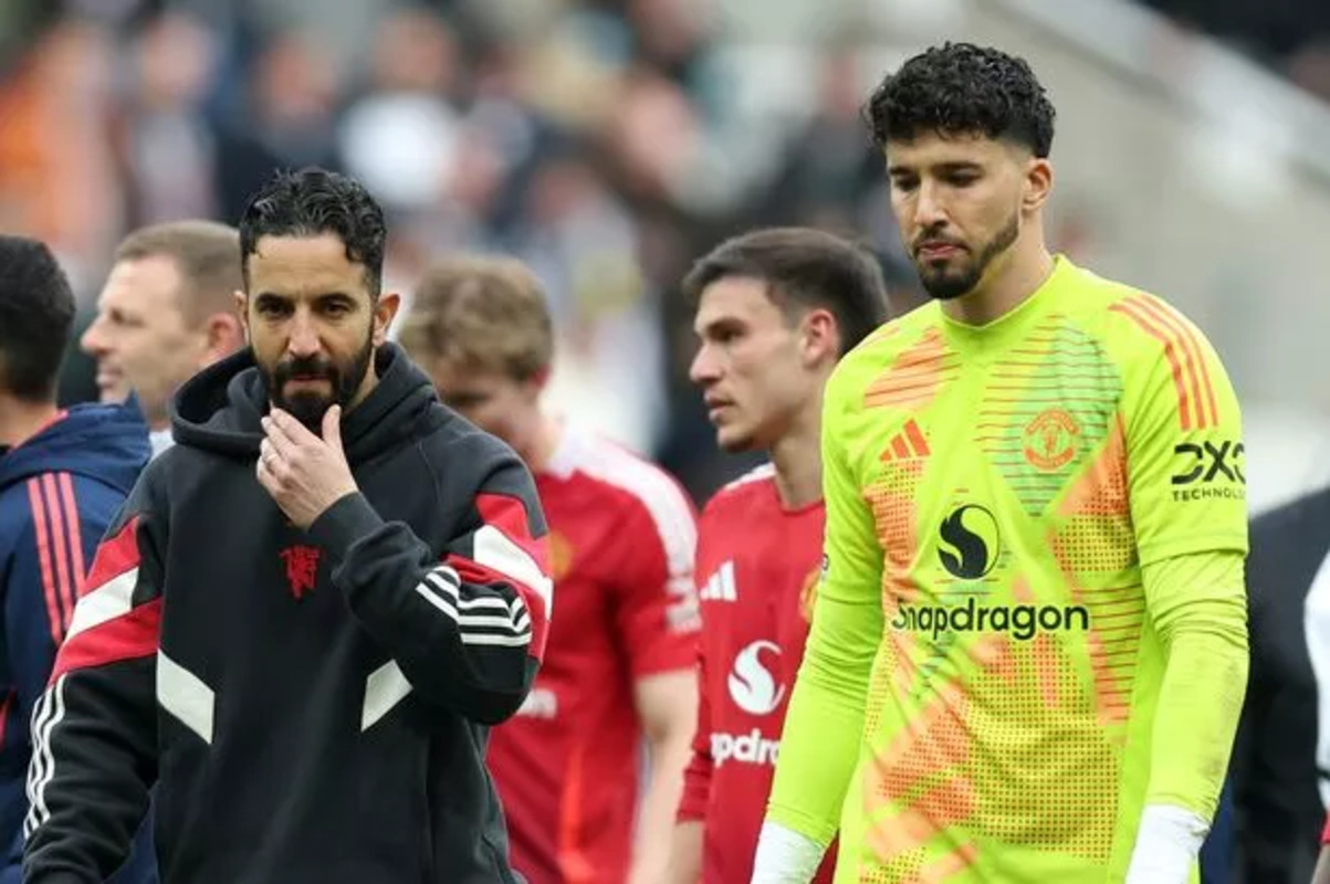 Pelatih Ruben Amorim (kiri) dan Altay Bayindir (kanan). (Dok. Manchester Evening News) - Image