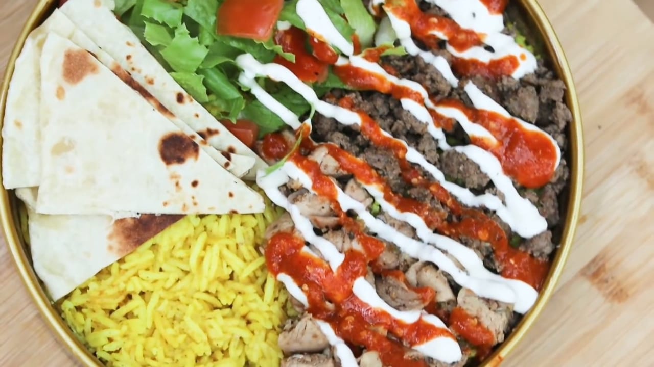 Membuat Gyro Platter ala Halal Guys New York ternyata tidak sesulit yang dibayangkan. Foto: Tangkapan Layar YouTube Devina Hermawan - Image