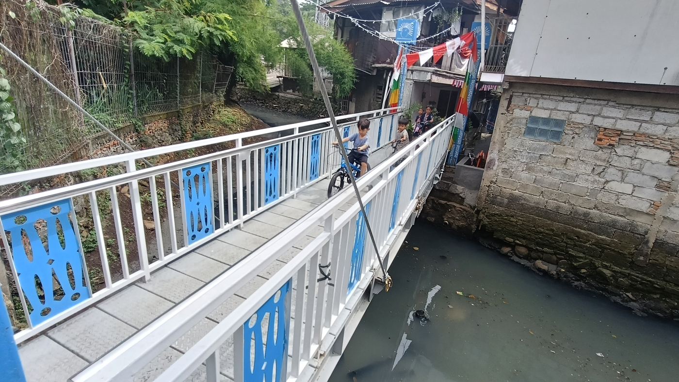 Anak kecil melintas di Jembatan Antar Kampung (JAK) Angkat Mulia, Gandaria, Jakarta, Selasa (19/8/20