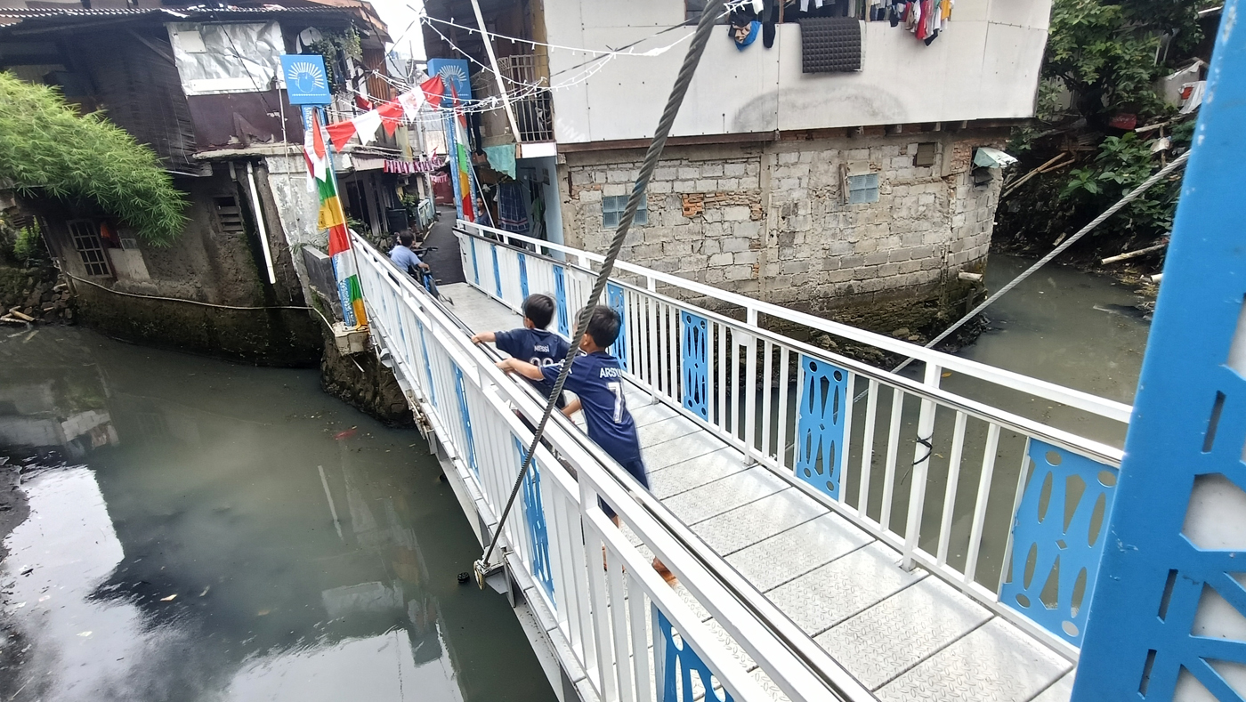 Anak kecil melintas di Jembatan Antar Kampung (JAK) Angkat Mulia, Gandaria, Jakarta, Selasa (19/8/20