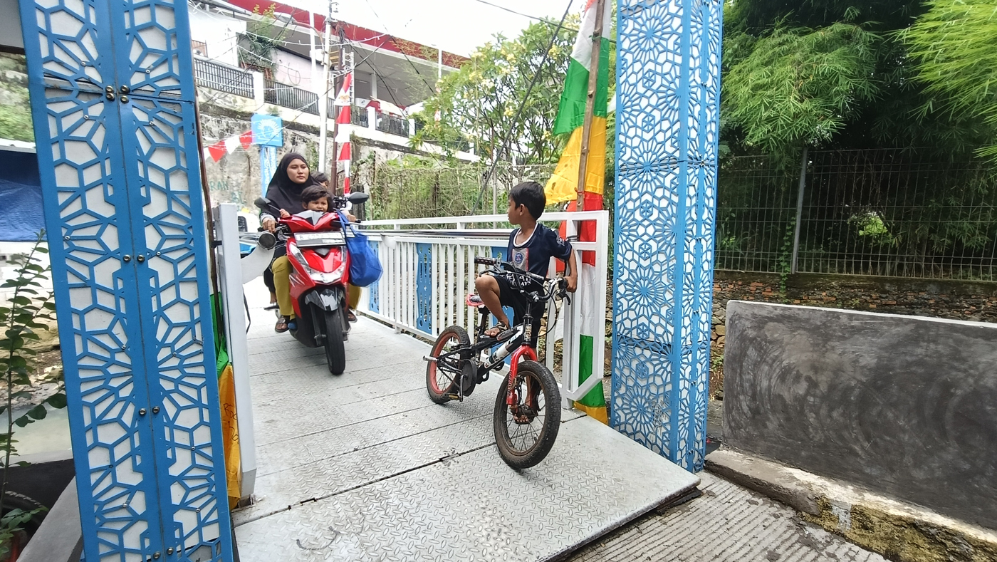 Pengguna jalan melintas di Jembatan Antar Kampung (JAK) Angkat Mulia, Gandaria, Jakarta, Selasa (19/