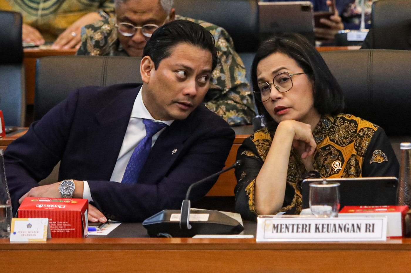 Menteri Keuangan Sri Mulyani Indrawati (kanan) bersama Wakil Menteri Keuangan Thomas Djiwandono (kiri) saat mengikuti Rapat Kerja bersama Banggar DPR di Kompleks Parlemen, Senayan, Jakarta, Selasa (19/8/2025). (Salman Toyibi/Jawa Pos) - Image