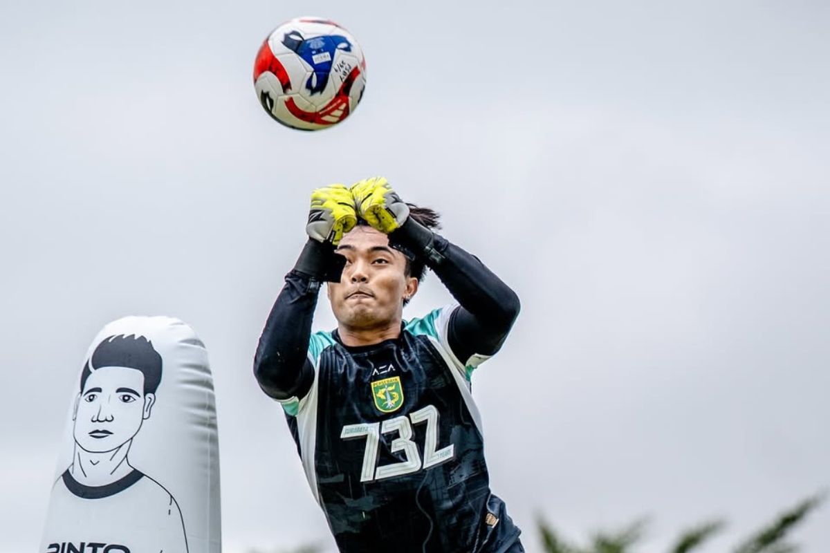 Ernando Ari punya tugas berat kawal gawang Persebaya Surabaya saat hadapi Bali United. (Media Persebaya) - Image