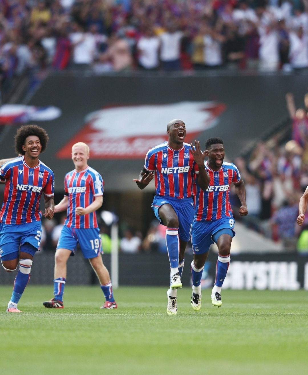 Eberechi Eze dan Marc Guehi akan tampil di leg pertama playoff UEFA Conference League. - Image