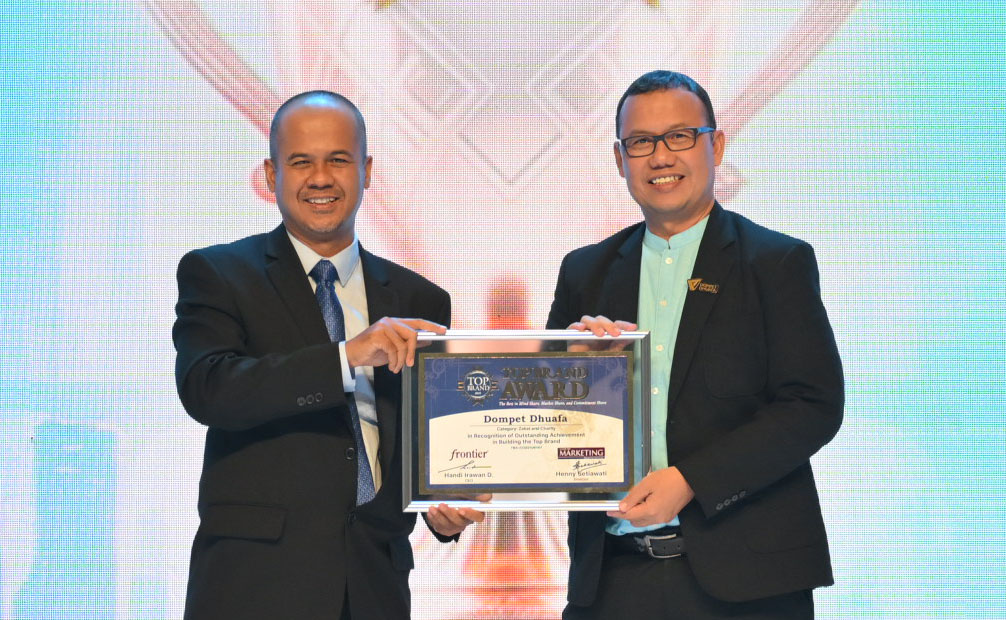 Dompet Dhuafa menerima penghargaan Top Brand Award 2025. (Dok. Dompet Dhuafa) - Image