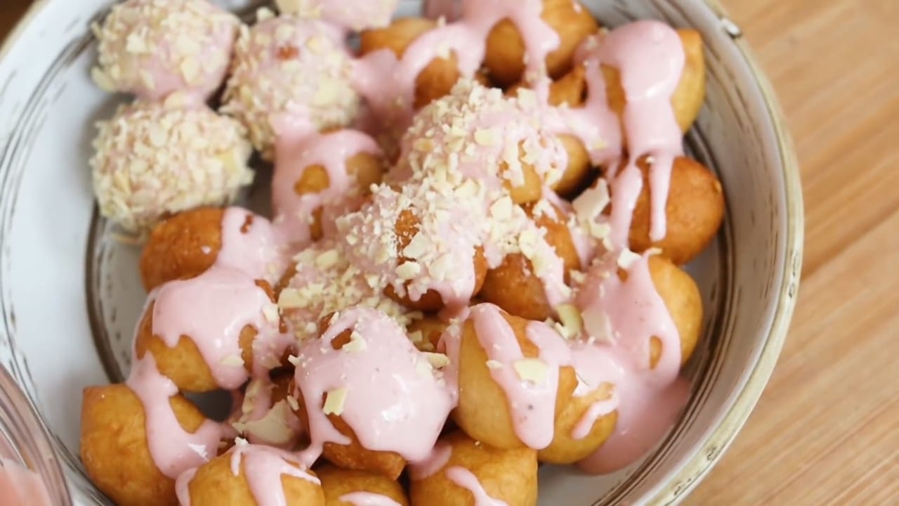 Loukoumades adalah salah satu makanan manis tradisional dari Yunani yang kini semakin populer di seluruh dunia, termasuk Indonesia. (Tangkapan Layar YouTube Devina Hermawan) - Image
