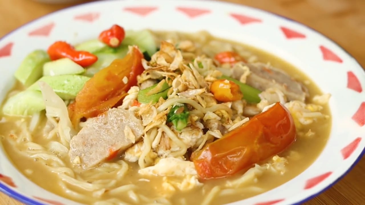 Mie godog khas Jawa terkenal dengan kuah kaldu ayam yang gurih dan hangat. (Tangkapan Layar YouTube Devina Hermawan) - Image