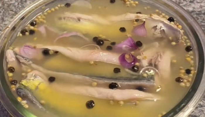 Potret foto fermentasi ikan ala Chef Manda Alamanda. (Tangkapan layar TikTok @mandasari1178) - Image