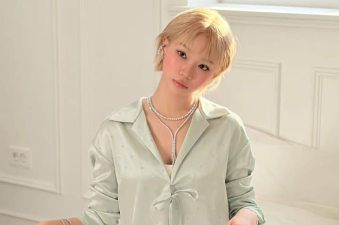 Ternyata rambut pendek yang diwarnai pirang cocok juga di wajah Chaewon. (Instagram @_chaechae_1)