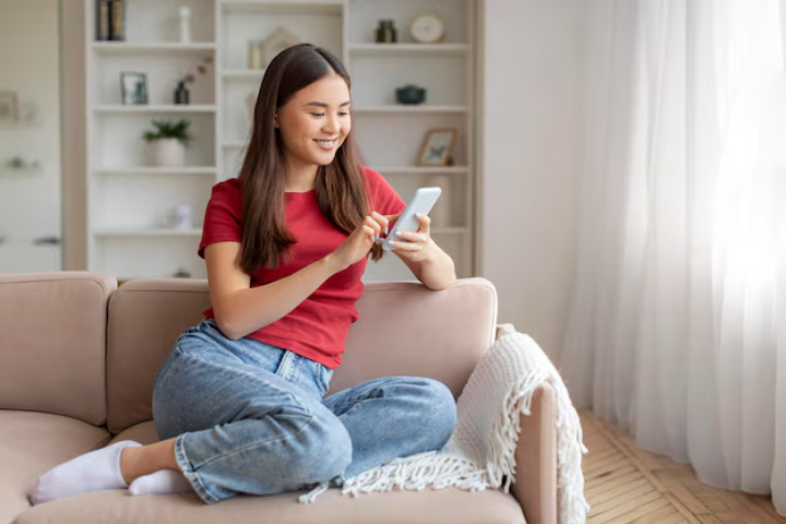 seseorang yang menjadikan chatgpt sebagai terapis (Freepik/prostock-studio) - Image