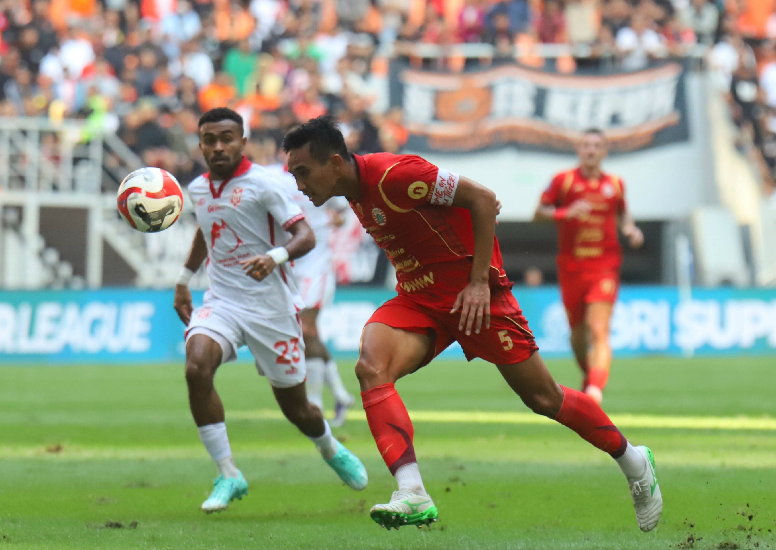 Pertandingan Persija Jakarta Vs Malut United pada pertandingan Super League Jakarta Internasional Stadion, Sabtu (23/8/2025). (Dery Ridwansah/ JawaPos.com) - Image