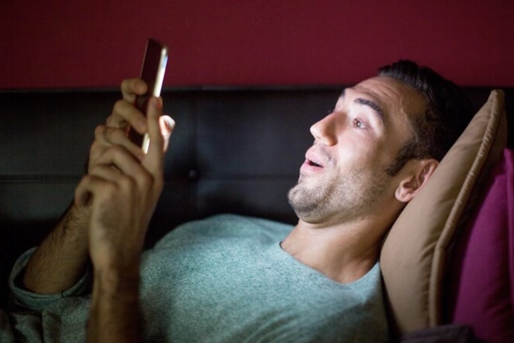 Ilustrasi orang yang sering nonton tiktok tengah malam (freepik) - Image