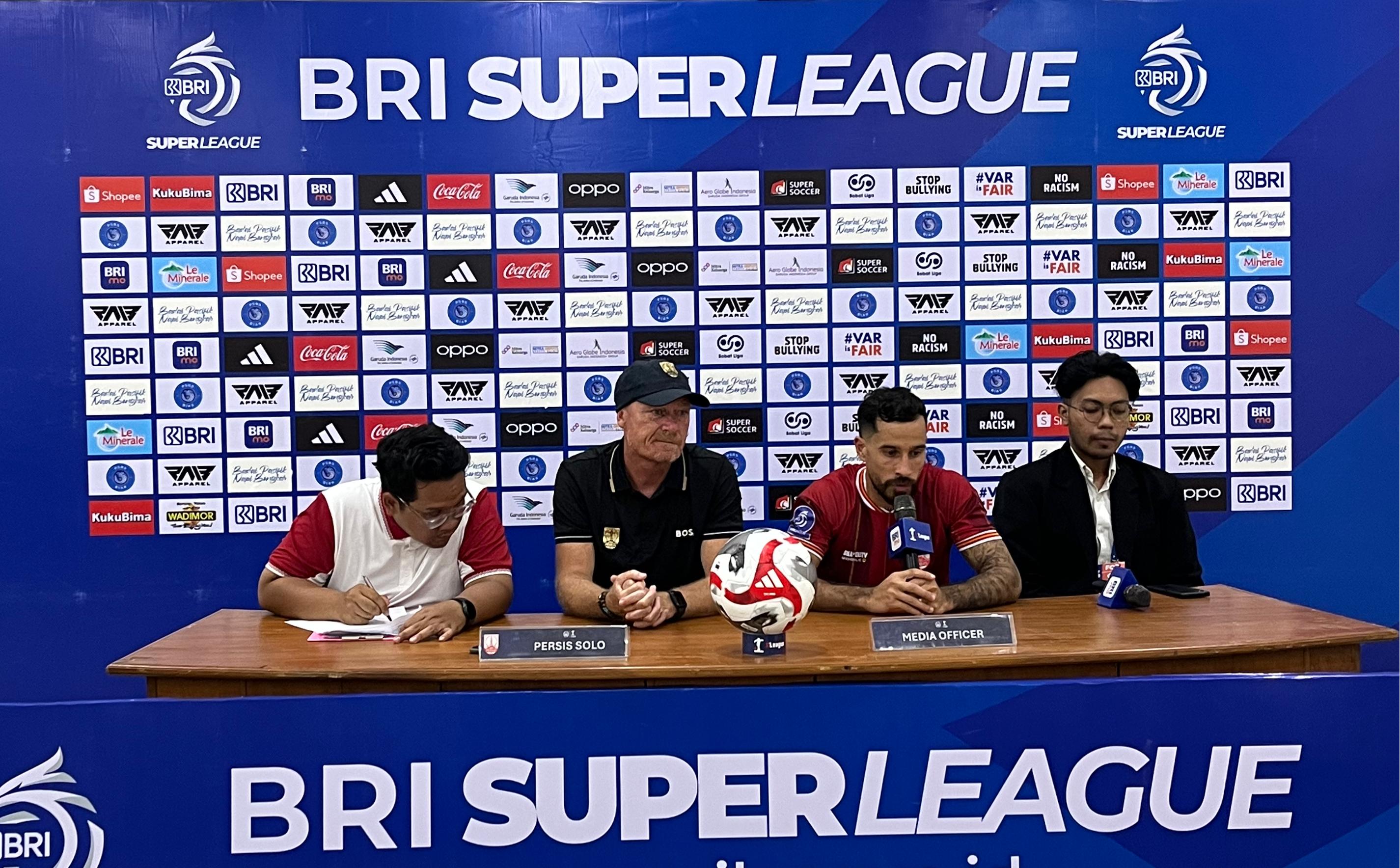 Jordy Tutuarima (dua dari kanan) saat konferensi pers setelah laga PSBS Biak vs Persis Solo. (Alvin Fahrizal Bayyuni/JawaPos.com) - Image