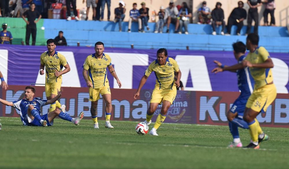 Persib gagal menang usai dua penalti digagalkan PSIM Yogyakarta. (Dok. Persib) - Image