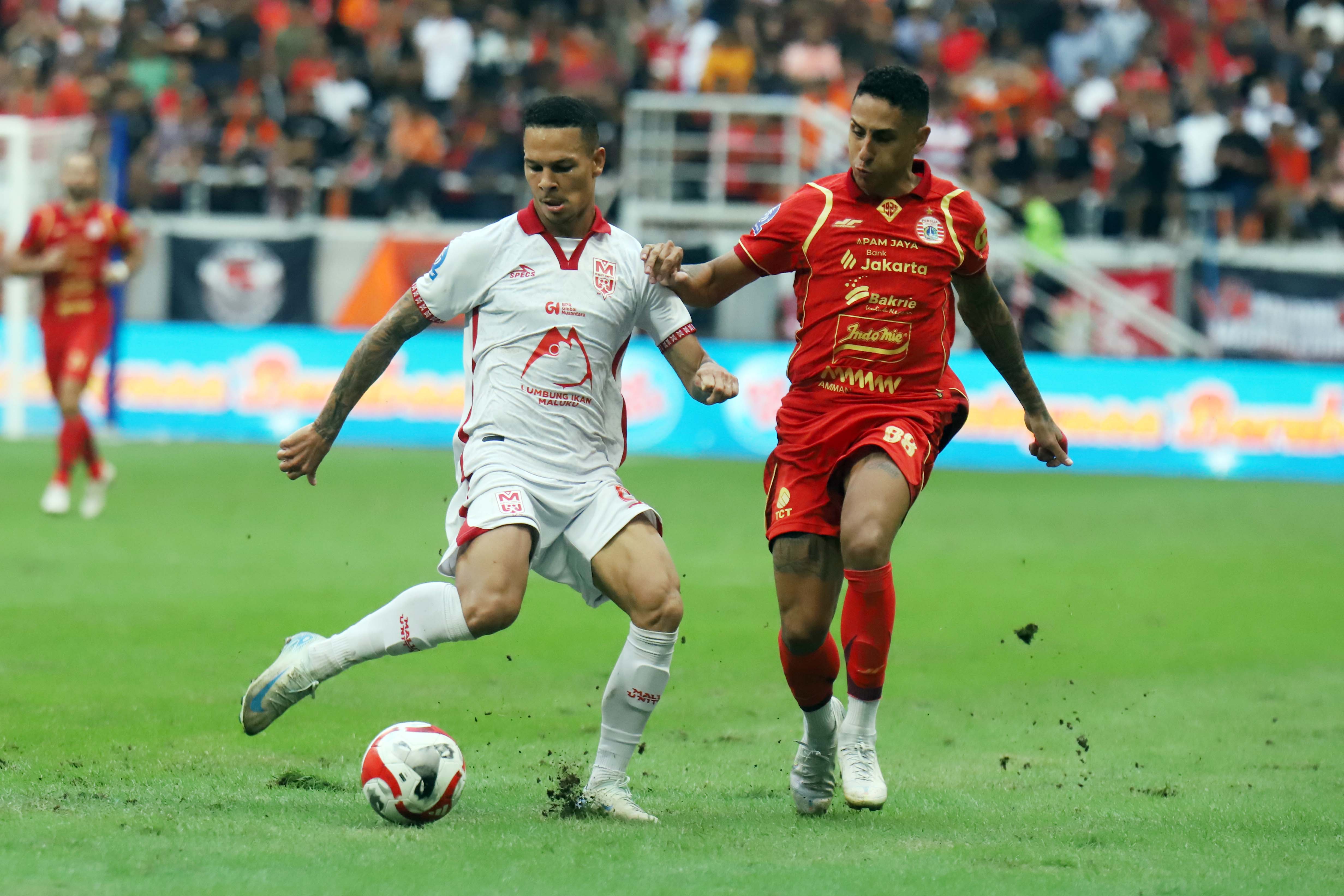 Para Pemain Persija Jakarta dan Malut United berebut bola pada pertandingan Super League di Jakarta International Stadium (JIS), Jakarta, Sabtu (23/8/2025). (Dery Ridwansah/ JawaPos.com) - Image
