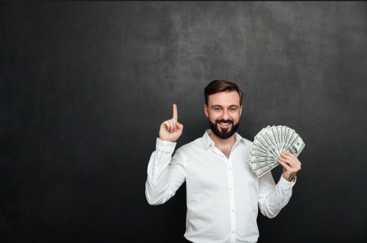 Ilustrasi orang dengan zodiak yang segera dipertemukan dengan kesuksesan finansial besar selama 25 - 31 Agustus 2025. (freepik/ drobotdean) - Image