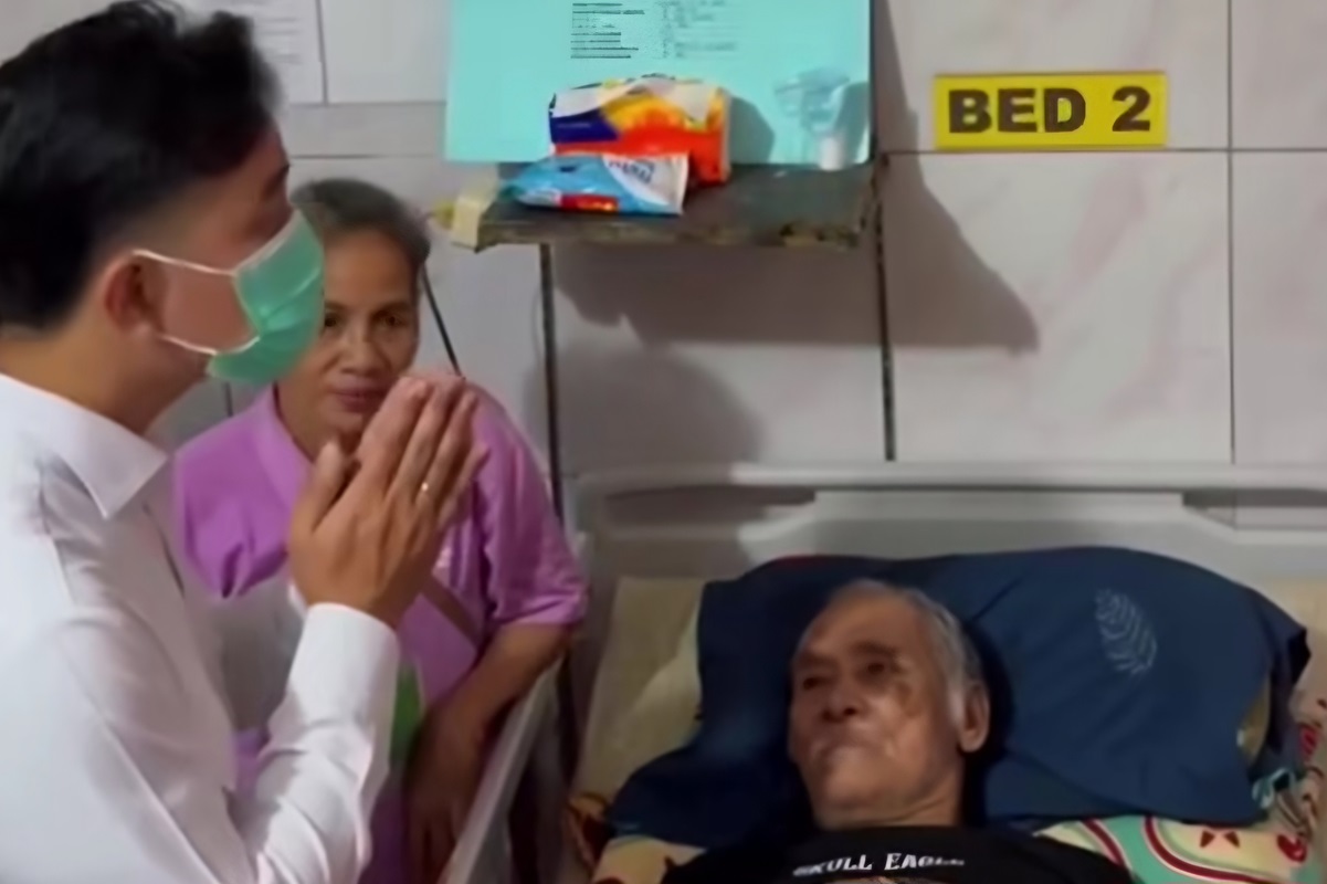Detik-detik Wakil Presiden Gibran menegur warga yang mengabadikan dirinya saat membesuk para pasien di RSUD Poso, Jumat (22/8). (Instagram @gibran_rakabuming) - Image
