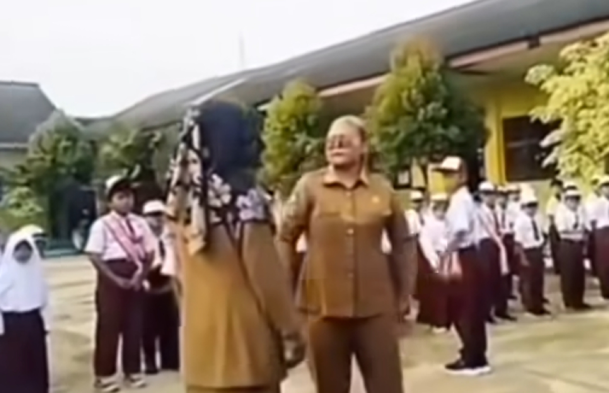 Guru di Lampung ngamuk dan ancam siswa. (Istimewa). - Image