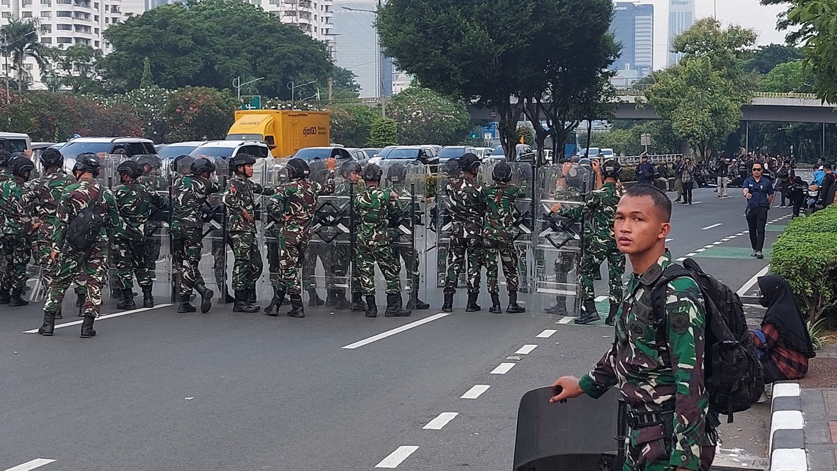 Aparat TNI AD pun turut disiagakan menghalau massa aksi 25 Agustus di Gedung DPR/MPR RI, Senin (25/8). (Ryandi Zahdomo/JawaPos.com) - Image
