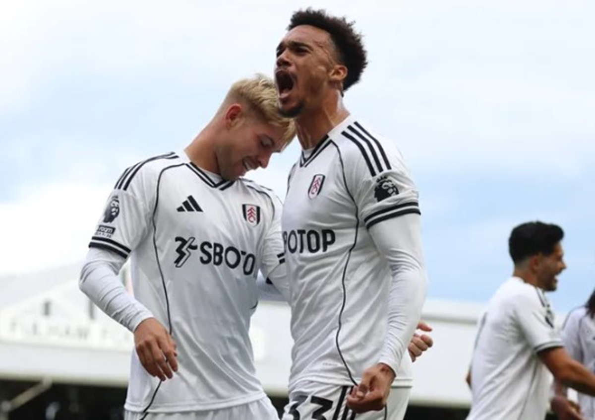 Emile Smith-Rowe (kiri) mencetak gol ke gawang Manchester United. (Dok. Fulham) - Image