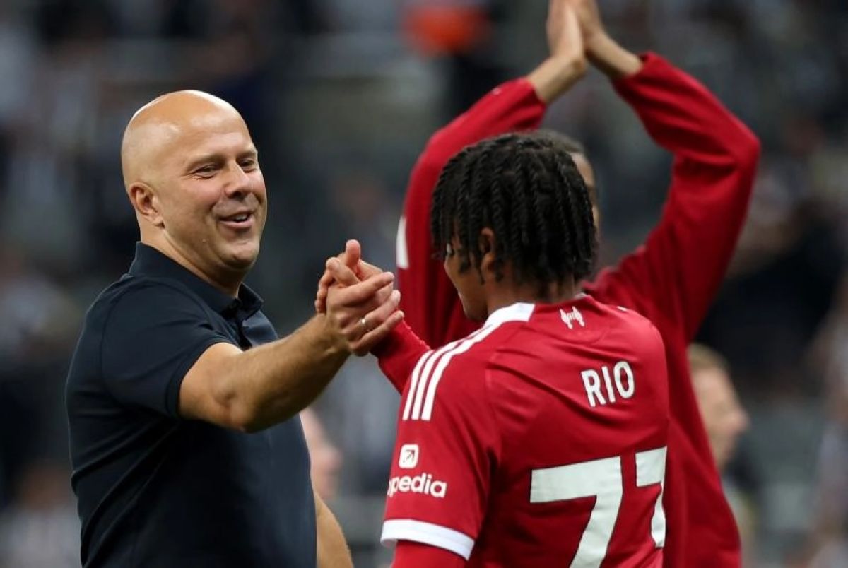 Pelatih Liverpool FC Arne Slot memberikan apresiasi kepada pemain mudanya Rio Ngumoha yang mencetak gol pada laga melawan Newcastle United, Selasa (26/8) dini hari. (Istimewa) - Image