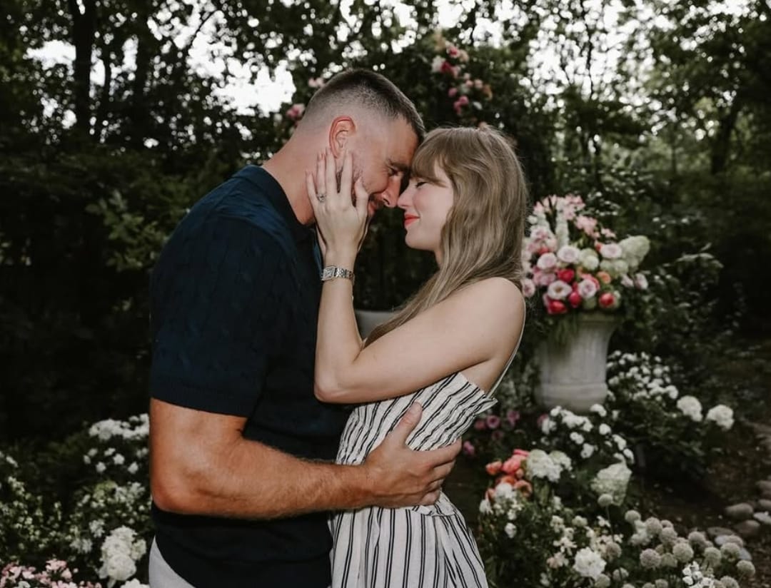 Taylor Swift bertunangan dengan Travis Kelce - Image