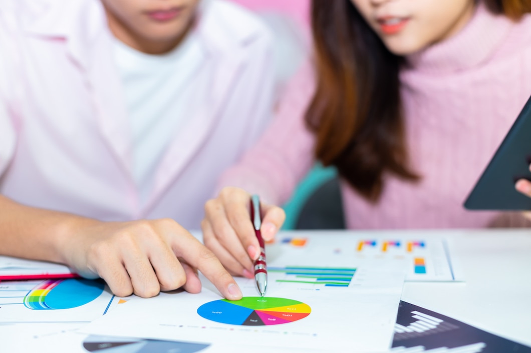 Ilustrasi sebuah grafis yang menunjukkan perbedaan antara pengeluaran yang berlebihan dan investasi yang bijak./Freepik - Image