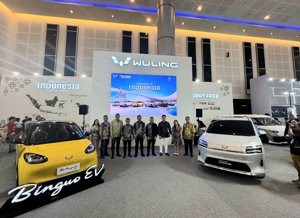 Deretan mobil baru Wuling, termasuk New BinguoEV dan Cortez Darion, tampil di GIIAS Surabaya 2025. (Juliana Christy/Jawa Pos)