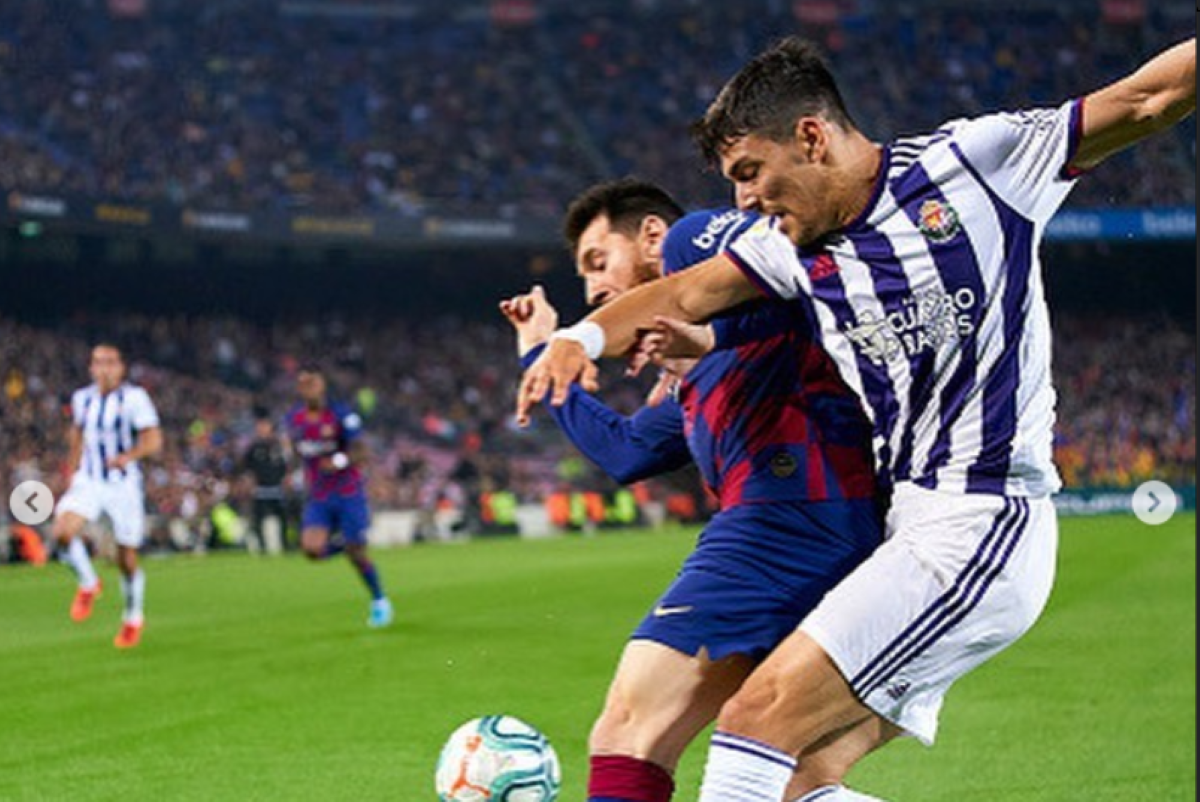 Federico Barba berduel dengan Lionel Messi saat pertandingan Real Valladolid lawan FC Barcelona pada 2019. (Dok. Instagram Federico Barba) - Image