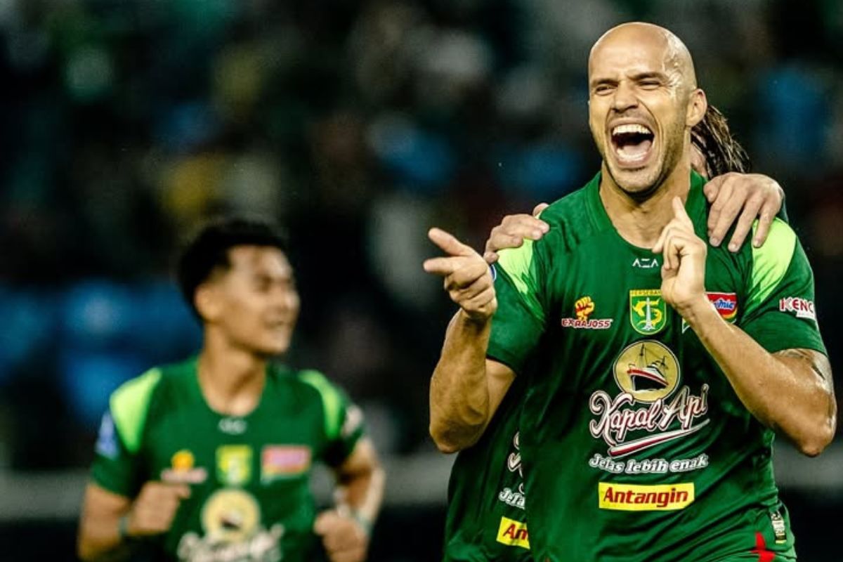 Risto Mitrevski saat cetak gol, dan beriku Eduardo Perez bangga dengan performa skuad Persebaya Surabaya. (Media Persebaya) - Image