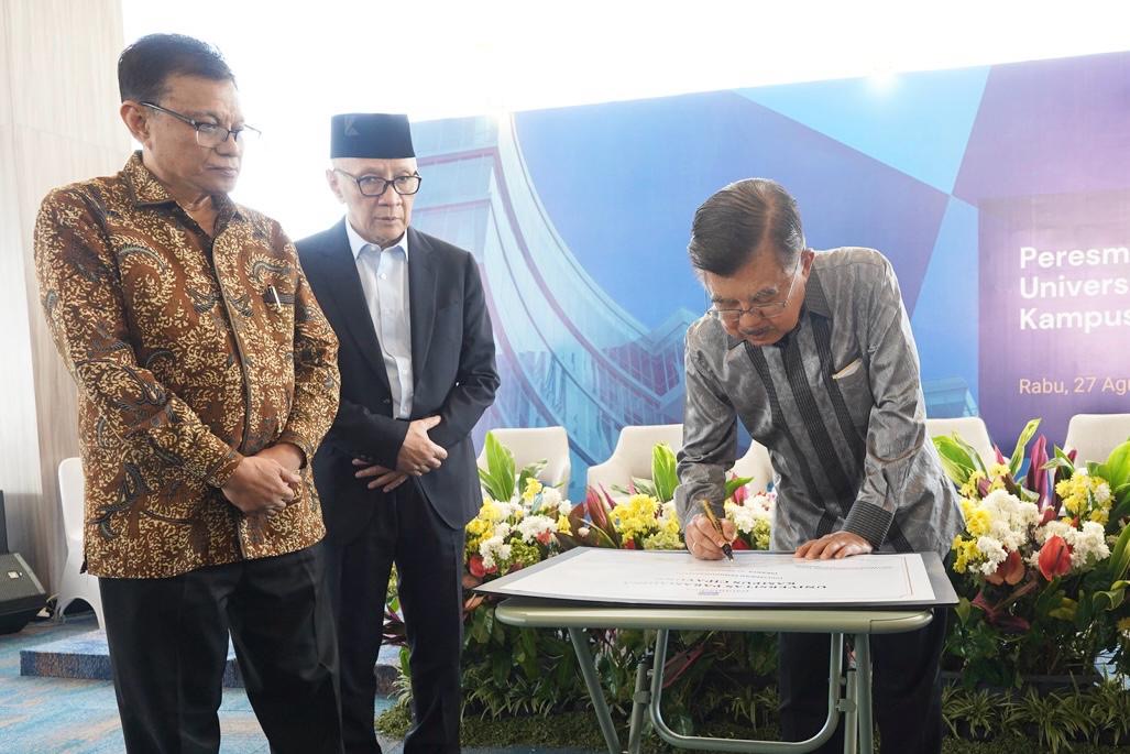 Wakil Presiden RI ke-10 dan 12, Jusuf Kalla, yang juga Ketua Dewan Pembina Yayasan Paramadina saat meresmikan kampus Cipayung. (Univ. Paramadina) - Image