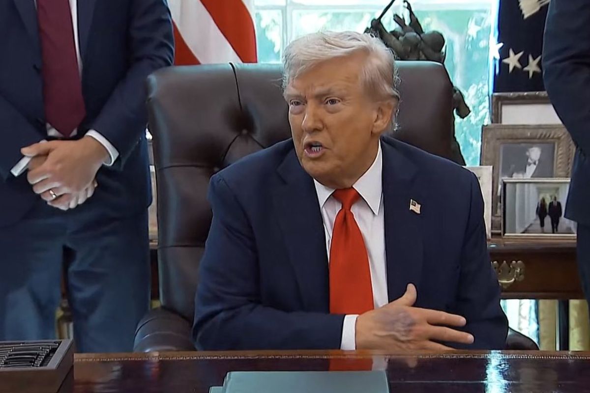 Tangan kanan Trump terlihat kehitaman saat tanpa makeup. (@anuibi/X). - Image