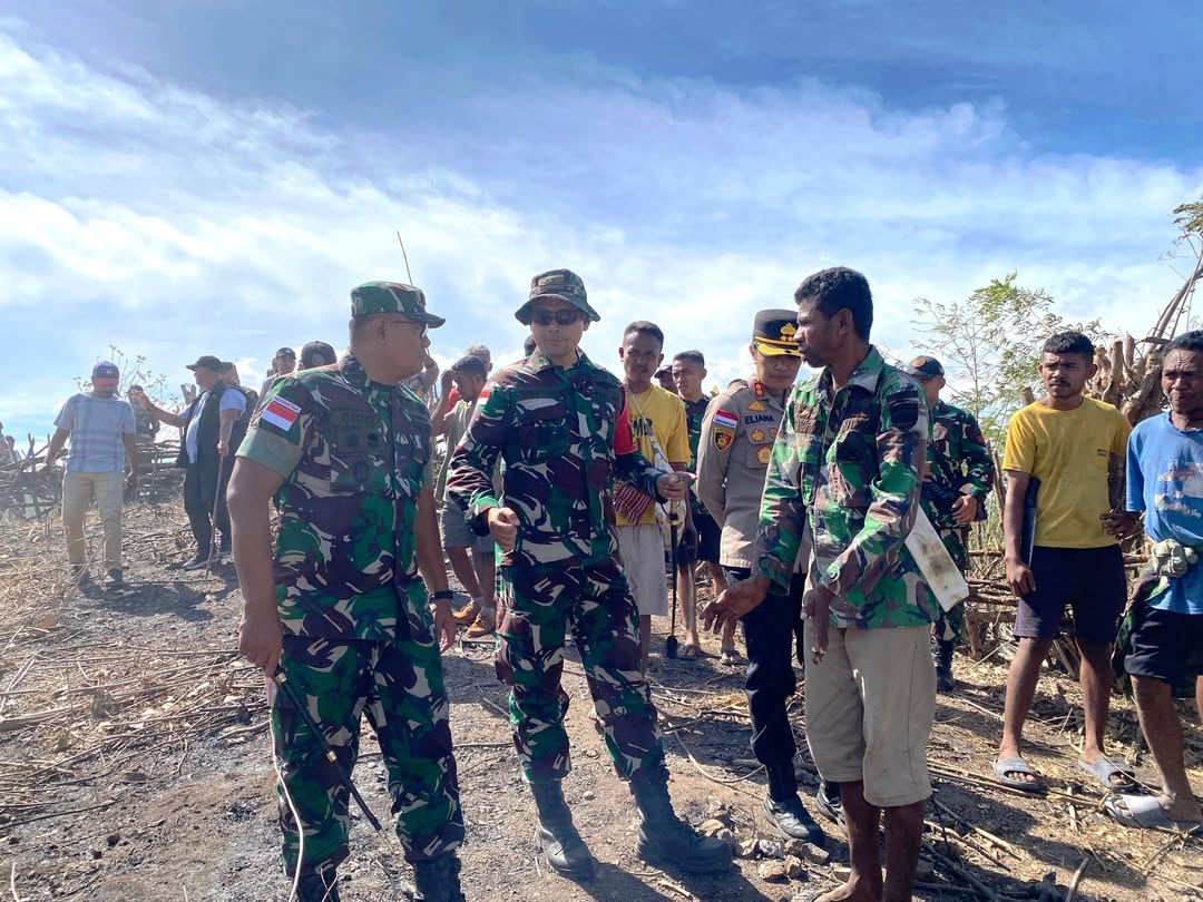 Dandim, kapolres, dan komandan satgas perbatasan Indonesia-Timur Leste berdialog dengan masyarakat yang sempat bersitegang dengan aparat dari Timor Leste. (Kodam IX/Udayana) - Image