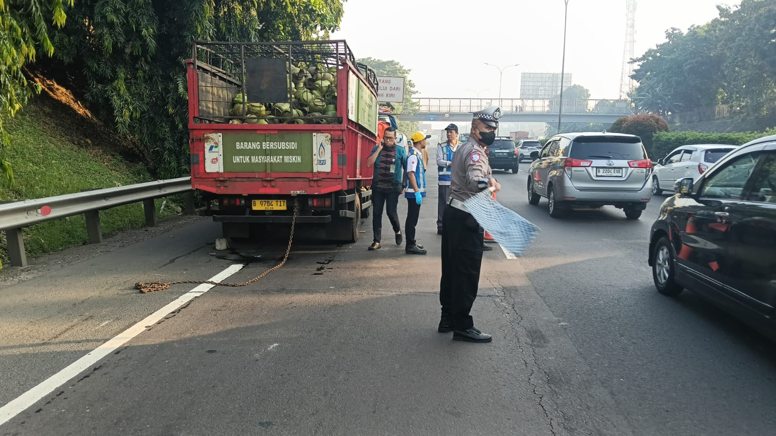 Truk pengangkut LPG yang menabrak truk tronton hingga menyangkut dan terseret beberapakilometer di Tol JORR Selatan pada Rabu pagi (27/8). (Polda Metro Jaya) - Image