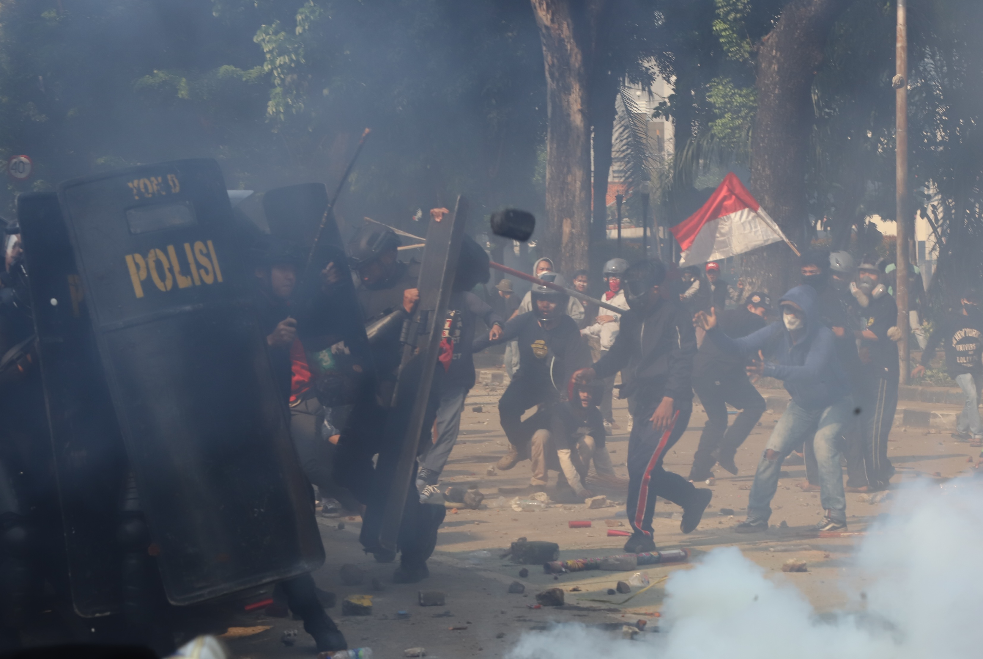 Pengunjuk rasa memukul mundur pasukan Brimob Polri di depan Markas Komando Brimob Polda Metro Jaya, Kwitang, Jakarta, Jumat (29/8/2025). (Dery Ridwansah/ JawaPos.com) - Image