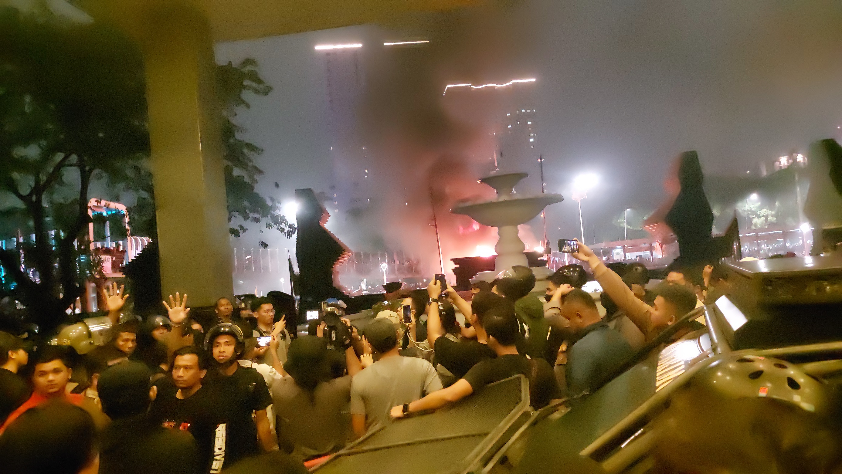 Massa aksi di Polda Metro Jaya mulai anarkis, Jumat (29/8). (Ryandi Zahdomo/JawaPos.com) - Image