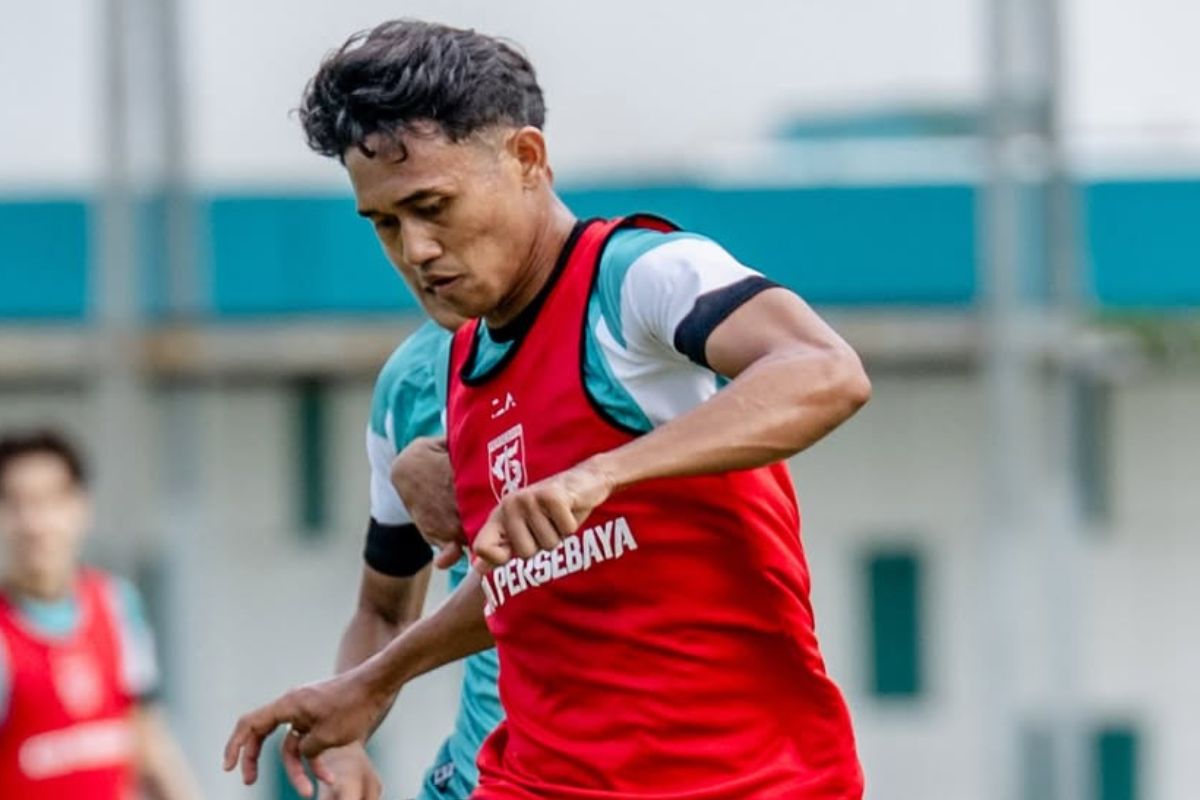 Arief Catur Pamungkas wajib waspada hadapi PSM Makassar agar tak tambah koleksi kartu kuning di Parepare. (Dok. Media Persebaya) - Image