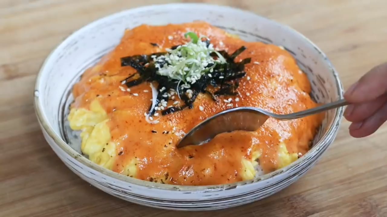 Rasanya creamy, gurih, pedas, dan smoky, benar-benar memanjakan lidah. (Tangkapan Layar YouTube Devina Hermawan) - Image