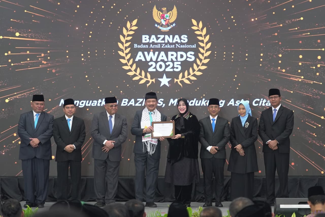 Wali Kota Banda Aceh, Illiza Sa’aduddin Djamal, menerima penghargaan sebagai Kepala Daerah Penggerak Zakat dalam ajang BAZNAS Award 2025 di Jakarta. (Istimewa) - Image