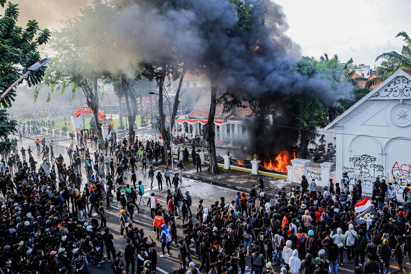 Massa pengunjuk rasa terlibat bentrokan dengan aparat kepolisian di depan Gedung Negara Grahadi, Surabaya, Jawa Timur, Jumat (29/8/2025). (Riana Setiawan/ Jawa Pos) - Image