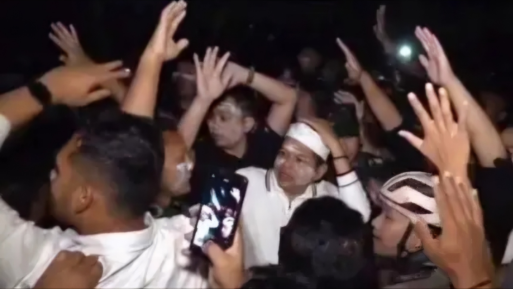 Gubernur Jawa Barat Dedi Mulyadi menemui langsung massa aksi di depan gedung DPRD Jawa Barat, Jumat (30/8). (Radar Bandung/ JPG) - Image