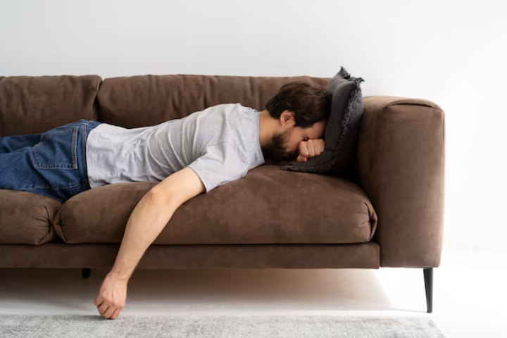 seseorang yang merasa mengantuk saat di sofa./Freepik/freepik - Image