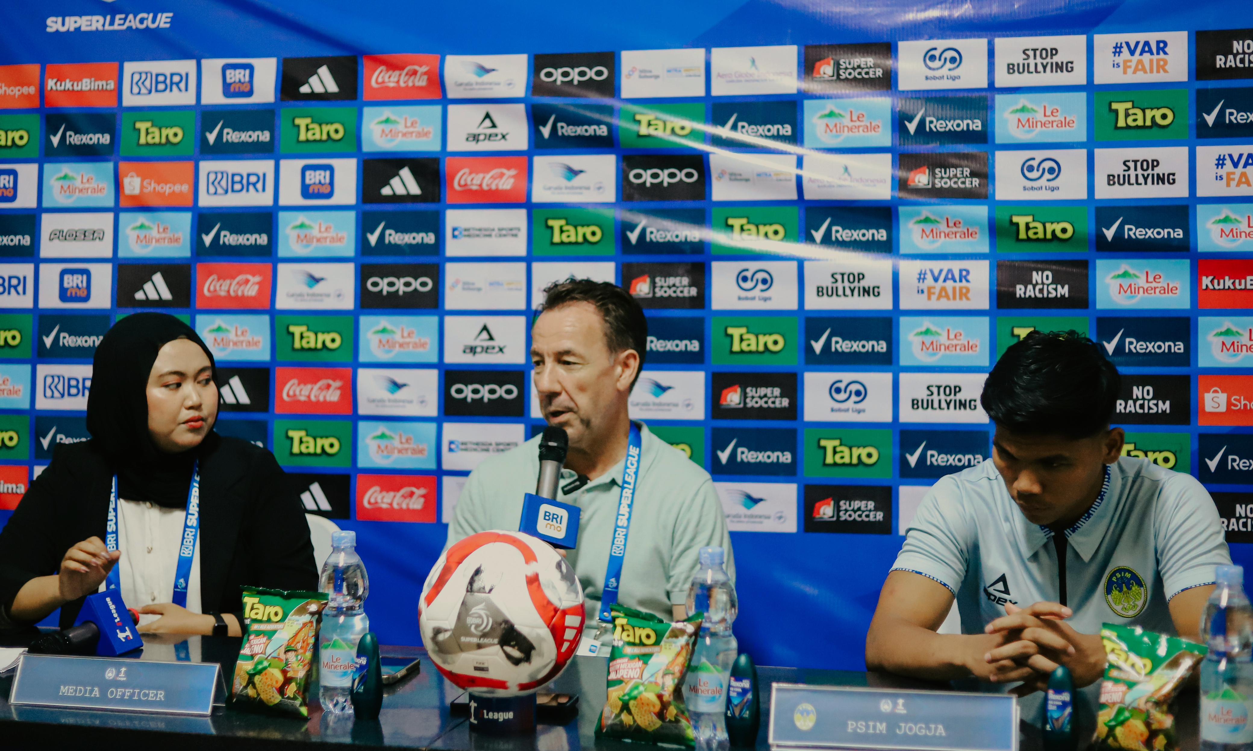 Jean-Paul van Gastel dalam sesi konferensi pers setelah laga vs Malut United (Alvin Fahrizal Bayyuni/JawaPos.com) - Image