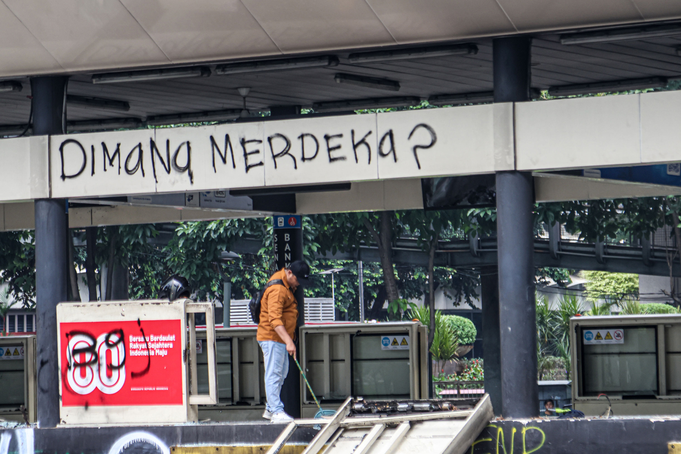 Sejumlah petugas membersihkan Halte Senayan Bank DKI dan Stasiun MRT Istora-Mandiri yang rusak akibat demo di Jalan Jend. Sudirman, Jakarta, Sabtu (30/08/2025). (Hanung Hambara/Jawa Pos) - Image