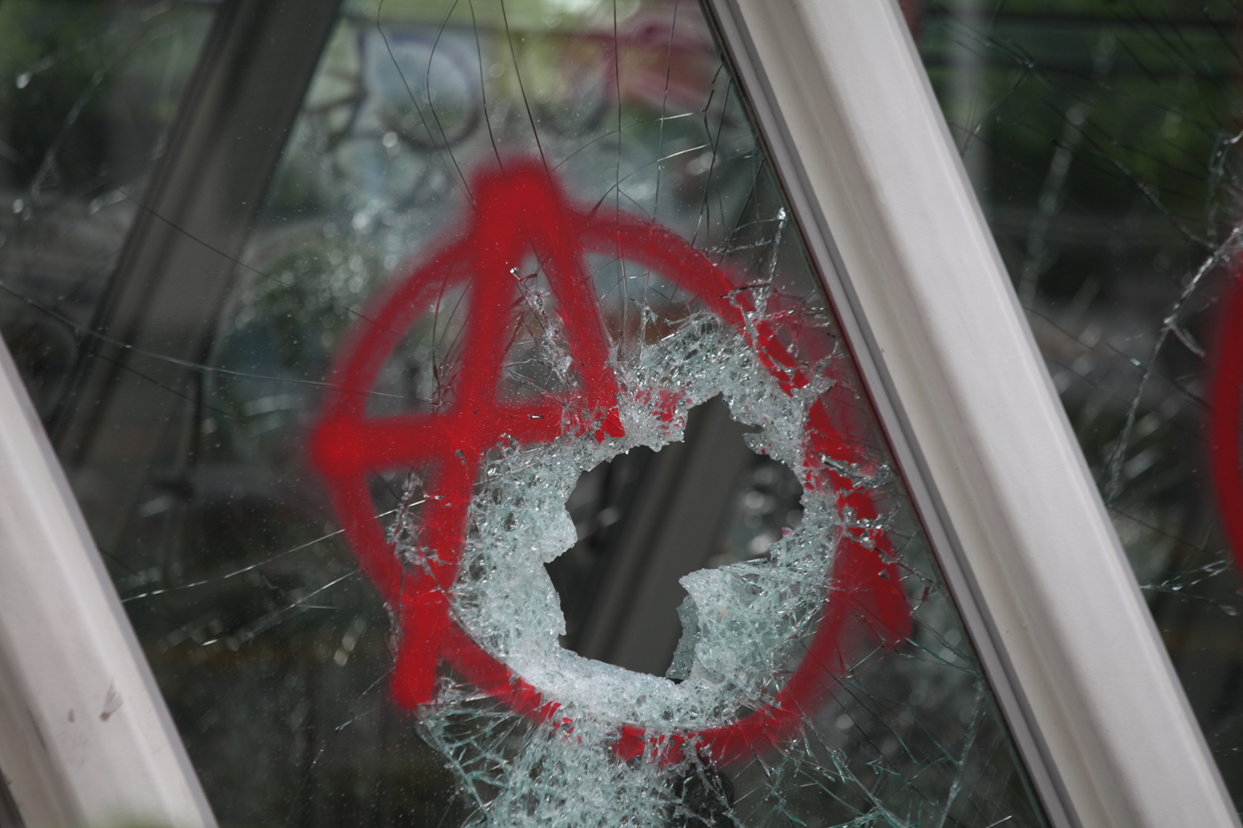 Pekerja memperbaiki pagar gedung DPR/MPR di Jakarta, Sabtu (30/8/2025). Pasca demo, beberapa besi pagar gerbang depan Gedung DPR RI di Jalan Gatot Subroto jebol. (Dery Ridwansah/ JawaPos.com) - Image